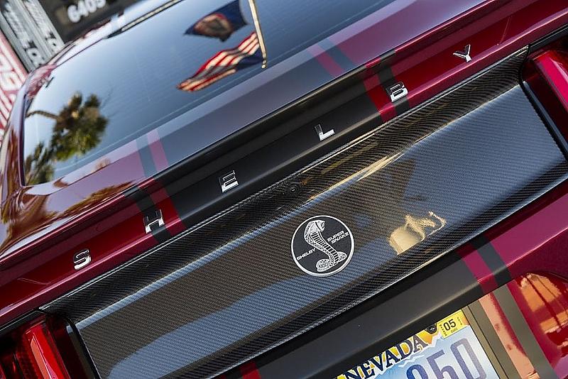 Carbon-Einsätze zeigen den Unterschied zum normalen Mustang
