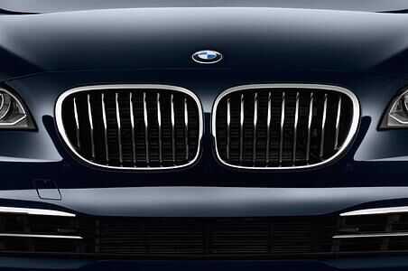 BMW 7 Series (Baujahr 2013) - 4 Türen Kühlergrill und Scheinwerfer