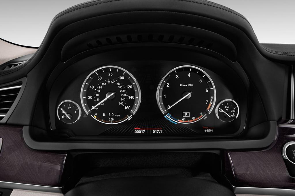 BMW 7 Series (Baujahr 2013) - 4 Türen Tacho und Fahrerinstrumente