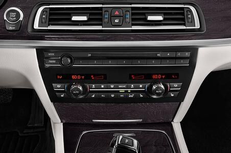 BMW 7 Series (Baujahr 2013) - 4 Türen Temperatur und Klimaanlage
