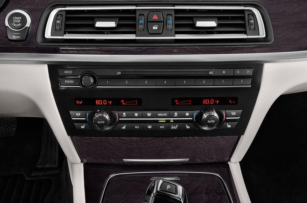 BMW 7 Series (Baujahr 2013) - 4 Türen Temperatur und Klimaanlage