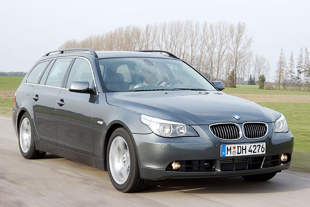 Charakteristisch: Die weit herumgezogenen Frontleuchten