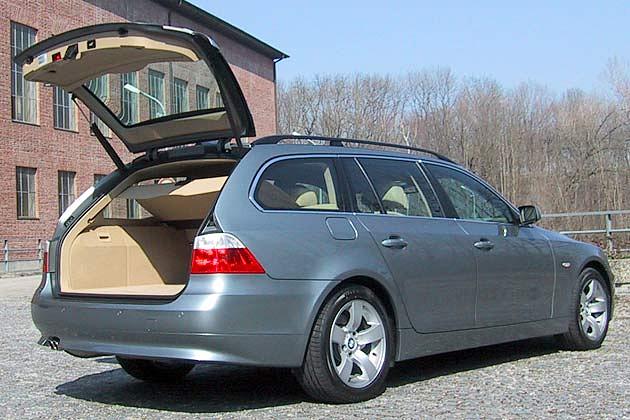 Die Ladekante liegt erfreulich niedrig. Auch hier ist zu sehen, wie sich das Rollo mit öffnet