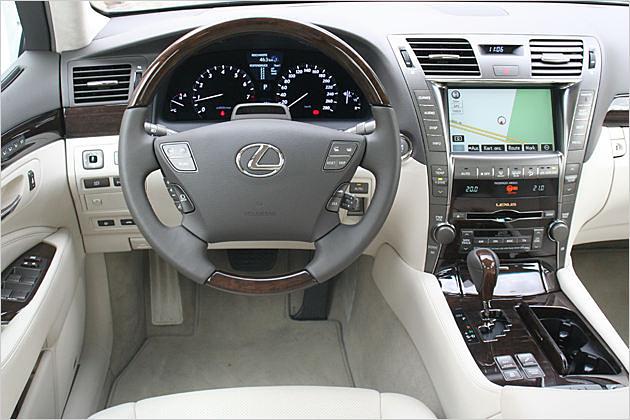 Innenraum: Leder ist Serie, ebenso wie eine Achtgang-Automatik