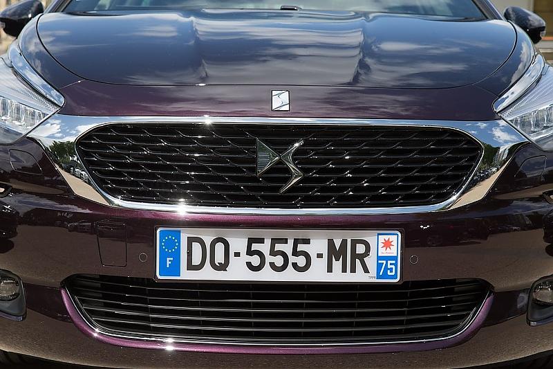 Die Chromspange verziert den Kühlergrill