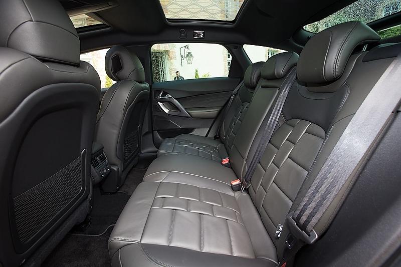 Schicke Sitze im Fond aber wenig Platz