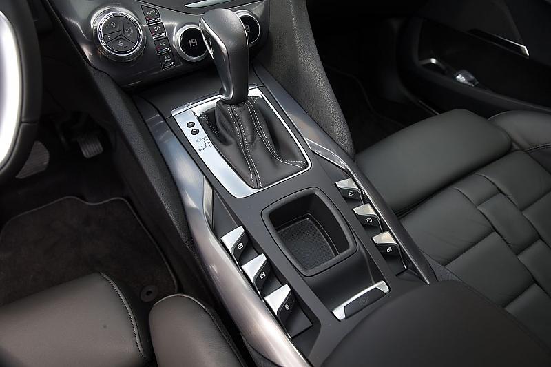 Porsche lässt grüßen: leicht ansteigende Mittelkonsole mit Bedienelementen