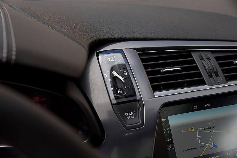 Die Uhr erinnert ein wenig an die Cartier-Zeitmesser