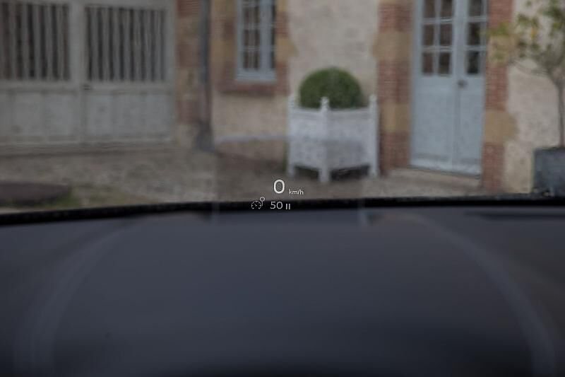 Das Head-Up-Displway fährt wie ein Visier hoch - gleiches kennt man von Peugeot und den kleinen BMW-Modellen