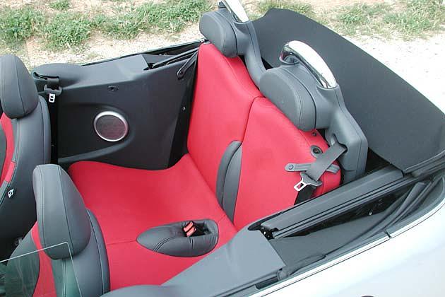 Dreipunktgurte und Kopfstützen für die beiden Fondplätze sind Serie