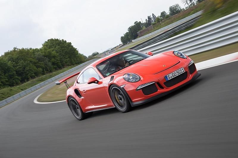 12,7 Liter verbraucht er laut Norm auf 100 Kilometern.