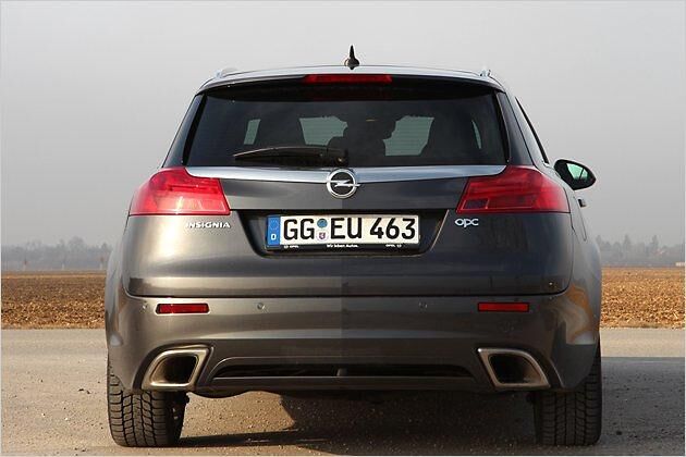 Die Endrohre des Insignia Sports Tourer OPC münden in markanten Blenden