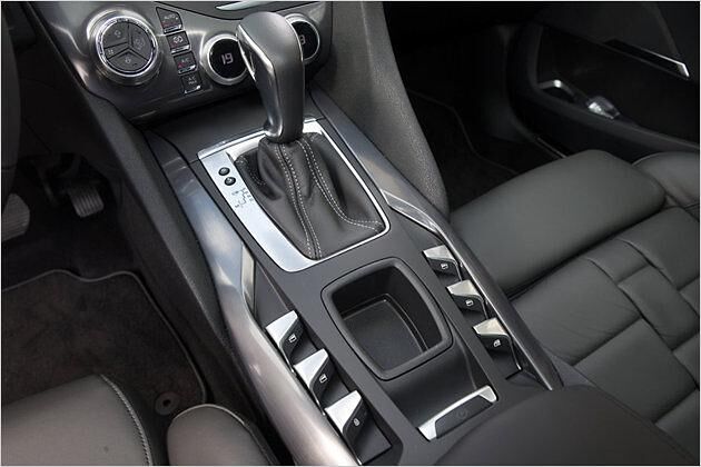 DS-typisches Design der Schalter auf dem Mitteltunnel