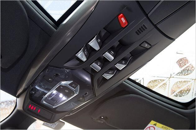 Wie im Flugzeug: Schalter im Dach, die drei Glasflächen sind hier gut zu sehen