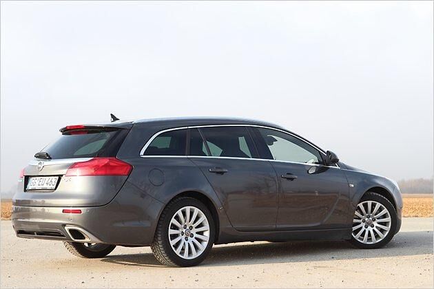 Der Opel Insignia Sports Tourer ist hinsichtlich seiner Außenabmessungen einer der größten Kombis in seinem Segment