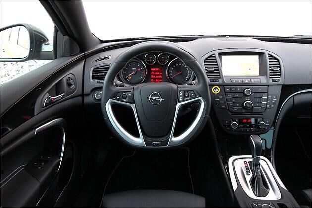 Viele Dreh- und Drückknöpfe im Cockpit des Insignia OPC