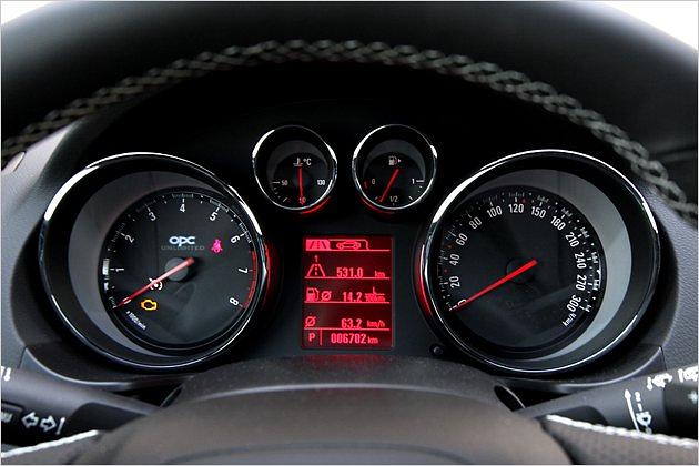 Im Drehzahlmesser (links) prangt ein OPC-Logo