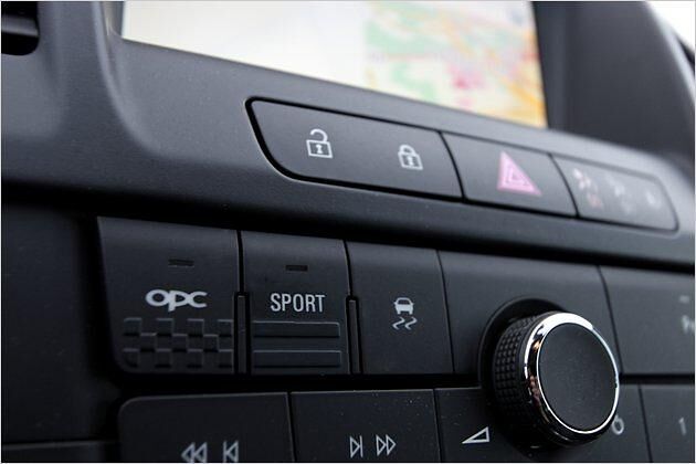Mit der OPC- und der Sporttaste lassen sich Fahrwerk und Lenkung auf mehr Athletik trimmen