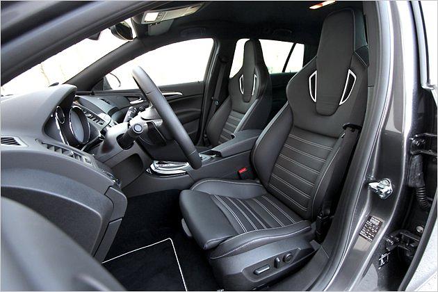 Guter Seitenhalt, viel Schulterfreiheit: Die Sitze des Insignia OPC