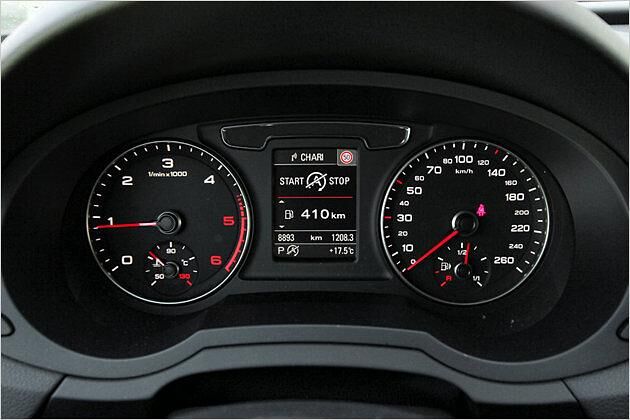 Die analogen Instrumente sind gut ablesbar. Das farbige Display dazwischen kostet 115 Euro Aufpreis