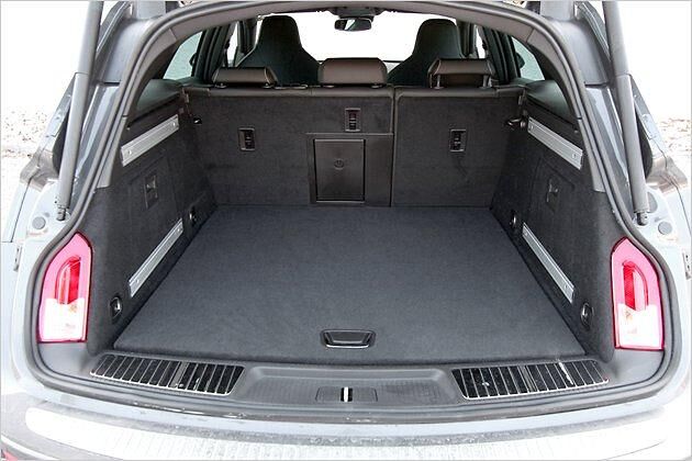 Ins Heck des Insignia Sports Tourer OPC passen mindestens 540 Liter