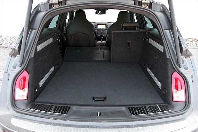 Die Rückbank des Insignia Sports Tourer OPC lässt sich asymmetrisch geteilt umklappen