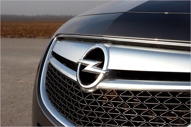 Das Gitter des Frontgrills ist beim Insignia OPC im Dreiecks-Design gehalten