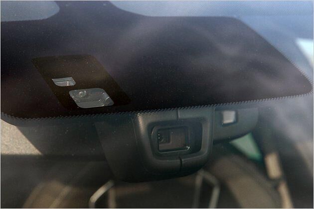 Die Sensorsysteme des Insignia OPC sind im massiven Innenspiegelfuß untergebracht