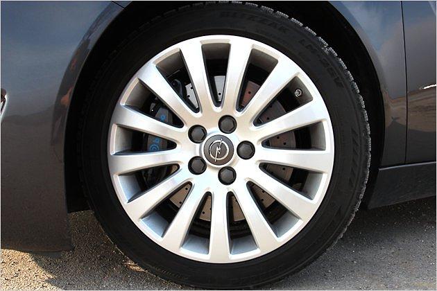 Hinter den Speichen zu erkennen: Die Bremsanlage des Opel Insignia Sports Tourer OPC kommt von Brembo