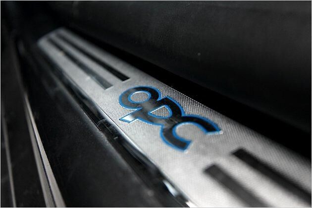 Das OPC-Logo wurde auf den Einstiegsleisten verewigt