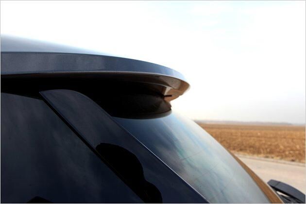 Ein Dachkanten-Spoiler kümmert sich am Heck des Insignia Sports Tourer OPC um die Aerodynamik