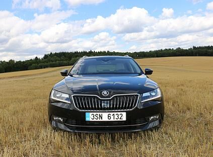 Der von uns gefahrene Skoda Superb Combi in der Ausstattungsvariante "Active" beginnt mit 150 PS starkem TDI und Automatik-Getriebe bei 37.040 Euro. 