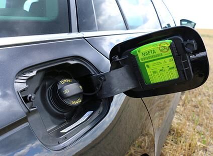 Zwei Highlights machen den Skoda Superb besonders: Clevere Details und ein enormes Raumangebot. Im Tankdeckel versteckten die Ingenieure einen Eiskratzer.