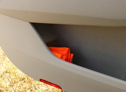 Damit die Warnweste nicht in der Ablage herumfliegt, spendierte man ihr bei Skoda einen eigenes Fach.