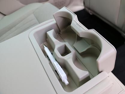 Die Mittelkonsole der Rückbank bietet Platz für Kugelschreiber und Getränke.