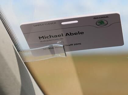 Damit Parktickets nie wieder einen ungewollten Abflug machen, spendierte Skoda ihnen einen eigenen transparenten Halter an der Windschutzscheibe.