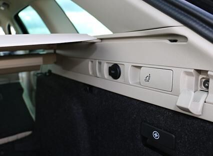 Im Familienalltag unverzichtbar: Die Rückbank lässt sich per Fernentriegelung von der Heckklappe aus umklappen. Das Gleiche lässt sich auch mit der Anhängerkupplung realisieren.