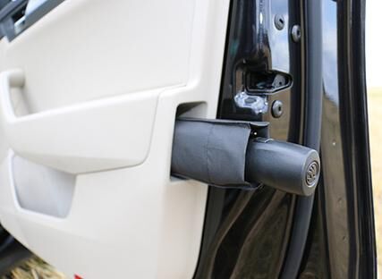 Ein Hauch von Luxus: In den vorderen Türen verstecken sich links und rechts jeweils ein Regenschirm – serienmäßig.