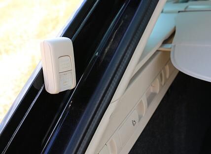 Die magnetische Kofferraumbeleuchtung ist abnehmbar und dient wenn nötig auch als Taschenlampe.