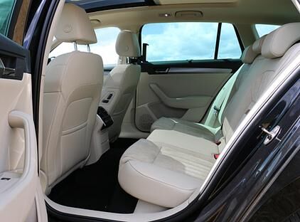 Alleinstellungsmerkmal zwei: Das enorme Raumangebot. 1,98 Meter große Testfahrer fahren vorne bequem und können sich anschließend, ohne den Sitz zu verstellen, auch auf die Rückbank setzen - die Knie berühren nicht den vorderen Sitz. 