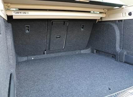 Bei umgeklappter Rückbank bietet der Kofferraum stolze 1.950 Liter Fassungsvermögen.