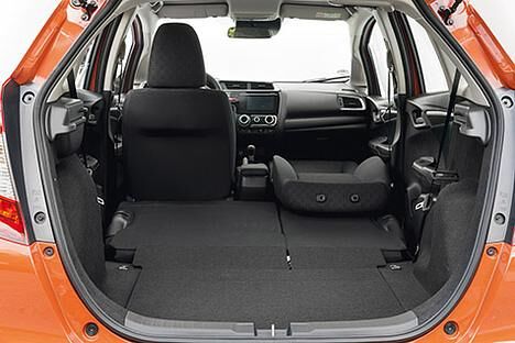 Klappt man zusätzlich noch die Lehne des Beifahrersitzes um lassen sich auch Gegenstände bis zu einer Länge von knapp 2,50 Metern problemlos verstauen. 