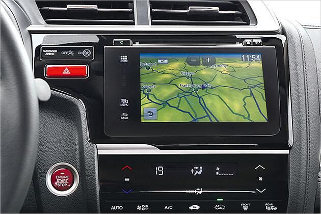 Die Navigationsfunktion stammt von Garmin. Hier darunter zu sehen: Die Klimaautomatik. Beides schicke Elemente