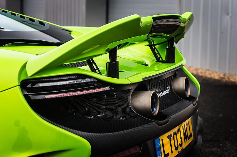 McLaren 675 LT - der Heckspoiler fährt beim Anbremsen steil nach oben auf