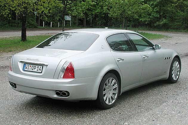 Die Linienführung erinnert an ein Kleid, das lässig übergeworfen wurde