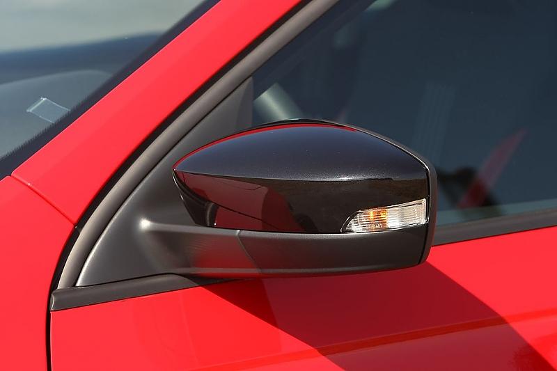 Auch die Spiegelschalen sind schwarz lackiert