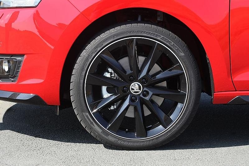 Auch die Felgen sind schwarz