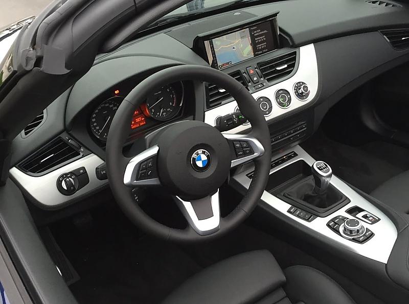 das Cockpit des BMW Z4 sDrive 20i