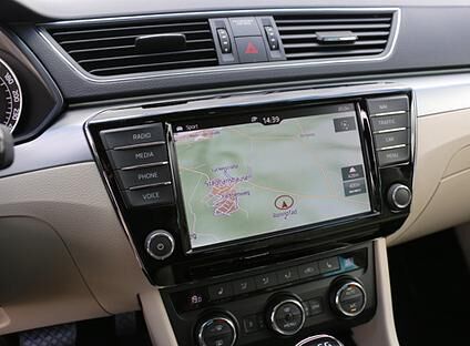 Was die Zusatzausstattungen und Assistenzsysteme angeht, stehen viele Gimmicks, die ehemals VW vorbehalten waren, jetzt auch im Skoda zur Verfügung. 