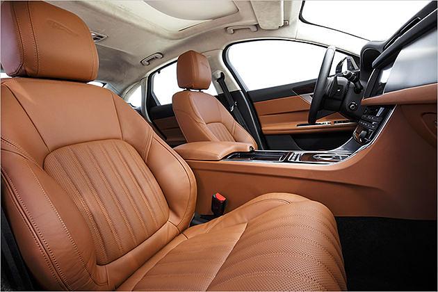 In der ersten Reihe sitzt es sich sehr bequem. Die Sitze sind elektrisch verstellbar